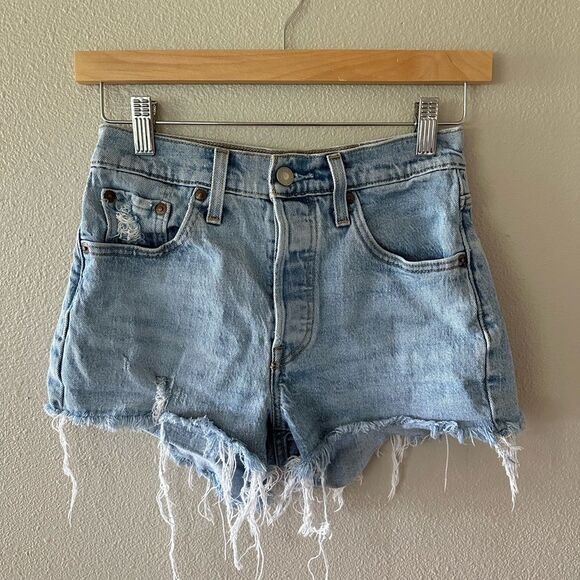 Levi’s 501 Cutoff Light Wash Denim Jean Shorts Size 25 - Picture 1 of 7
